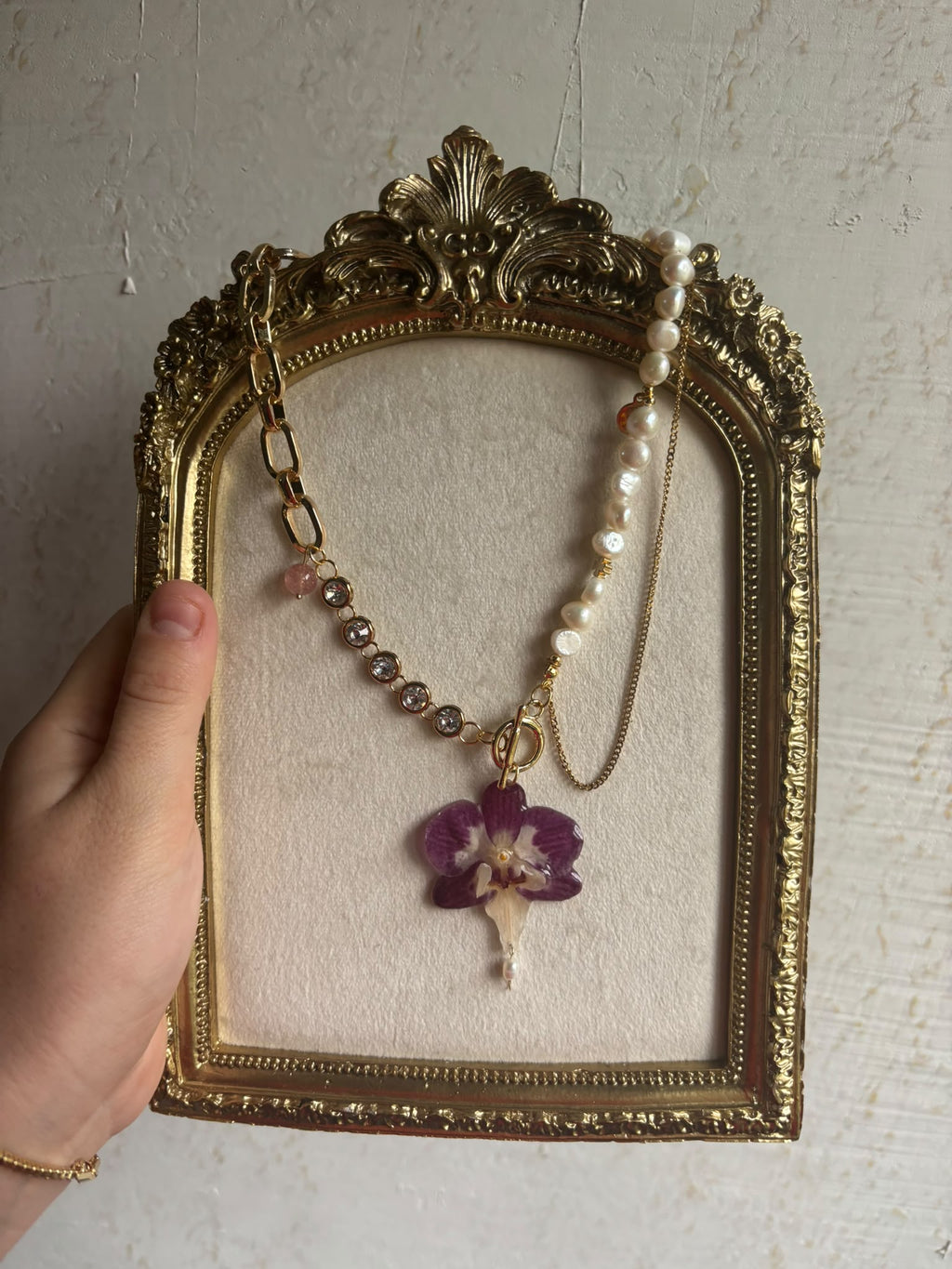 Collar Dorado con Flor Real Orquídea Morada-Blanca| JOYERÍA BOTÁNICA |