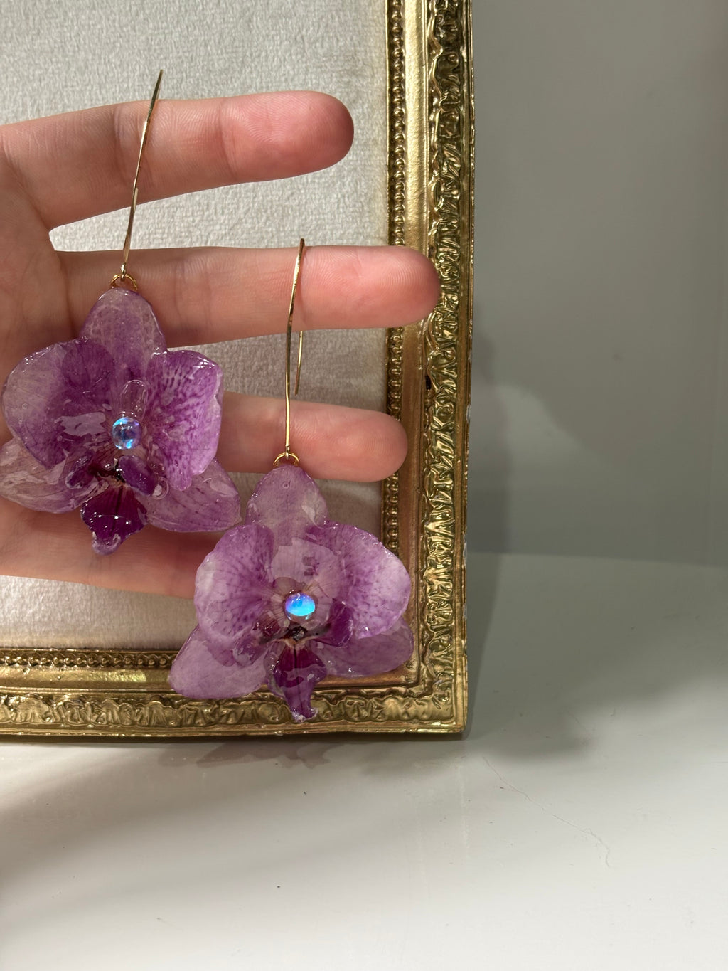 Pendientes Dorados con Flor Real Orquídea Morada | JOYERÍA BOTÁNICA |