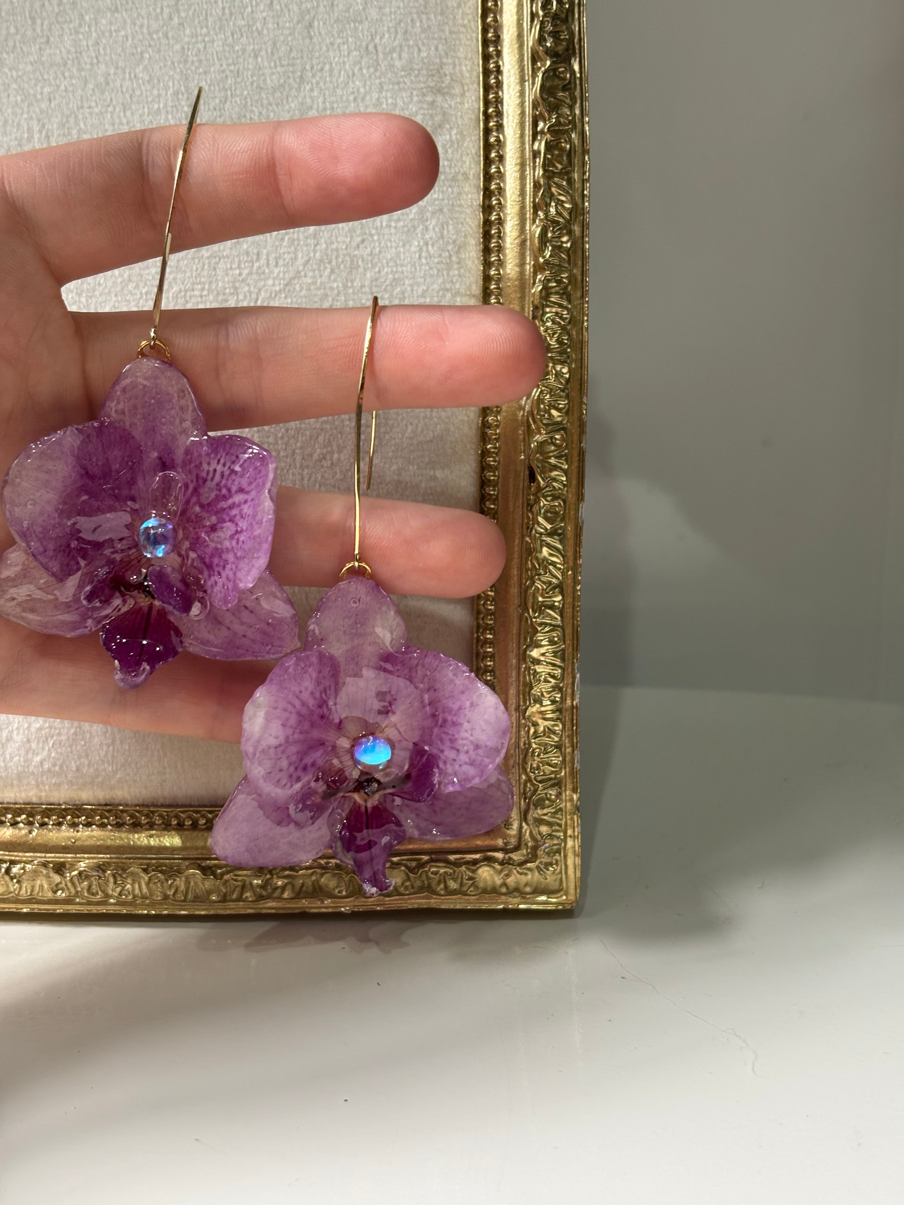 Pendientes Dorados con Flor Real Orquídea Morada | JOYERÍA BOTÁNICA |