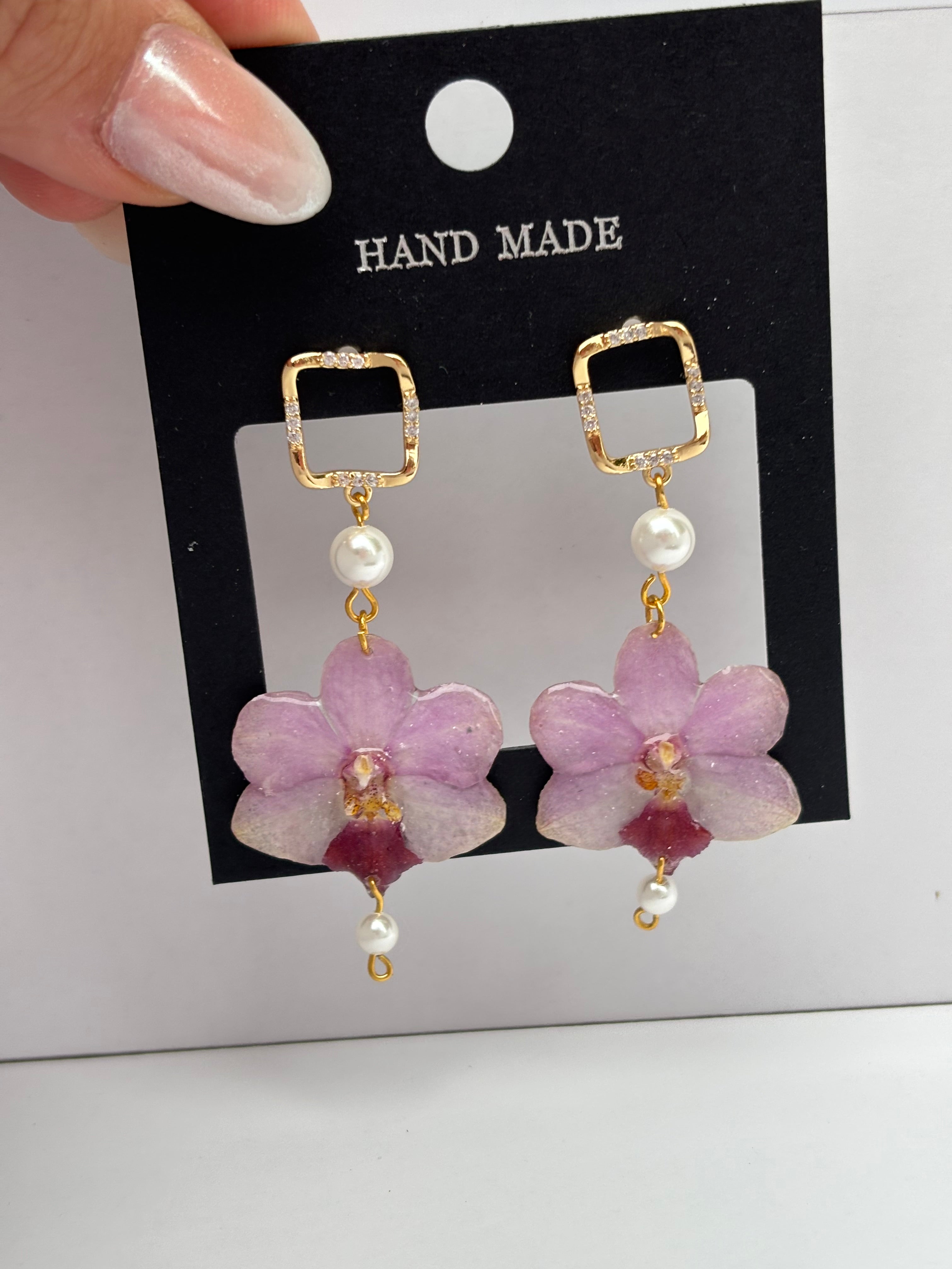 Pendientes Dorados con Flor Real Orquídea Morada | JOYERÍA BOTÁNICA |