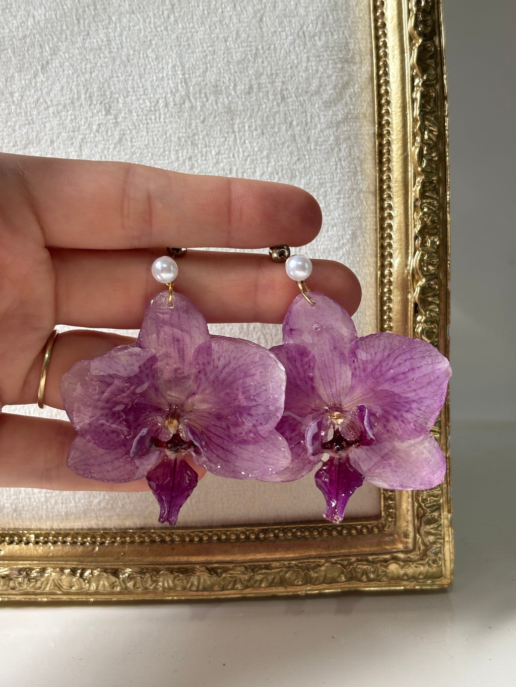 Pendientes Dorados con Flor Real Orquídea Morada | JOYERÍA BOTÁNICA |