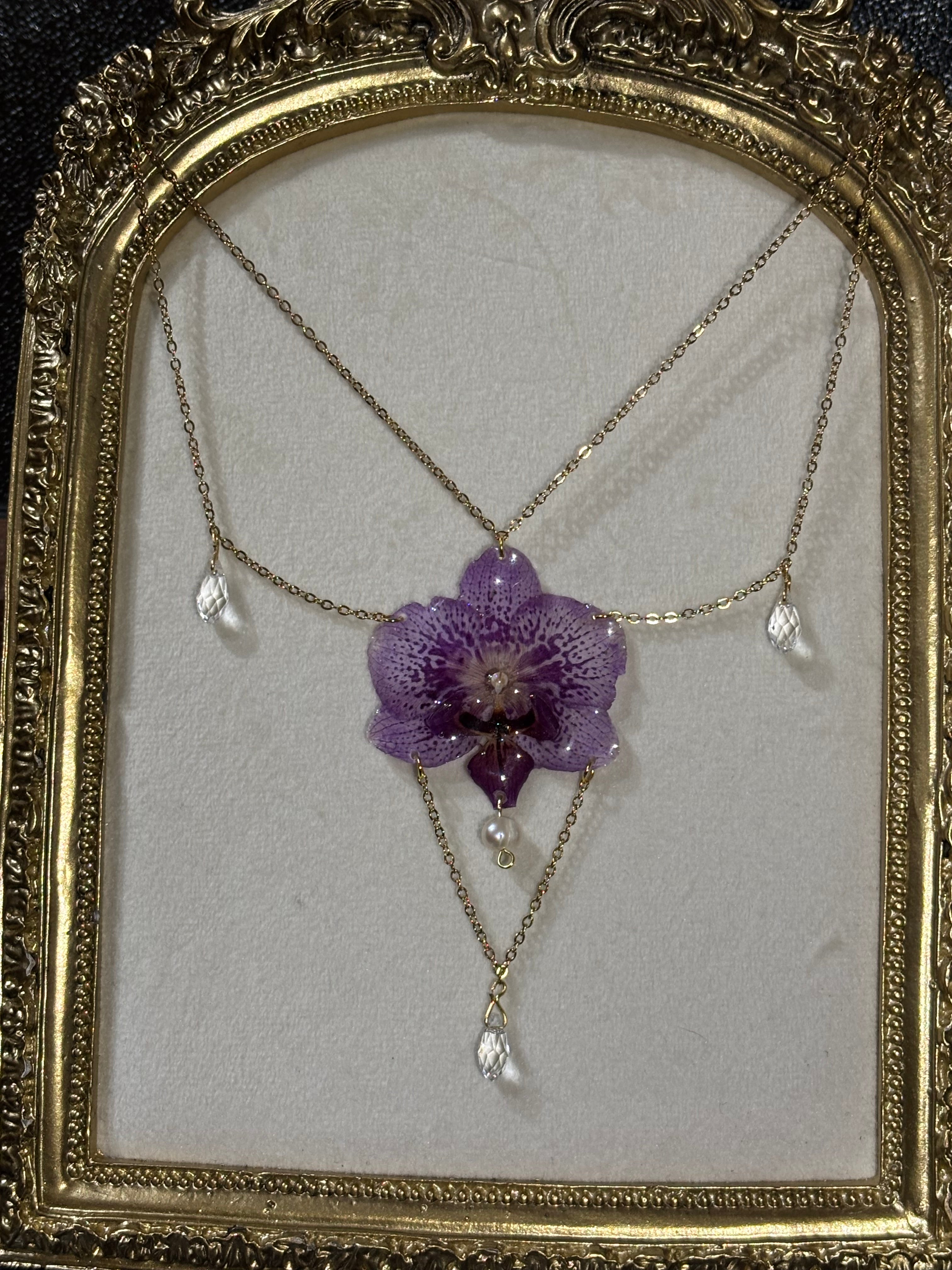 Collar Dorado con Flor Real Orquídea Morada| JOYERÍA BOTÁNICA |