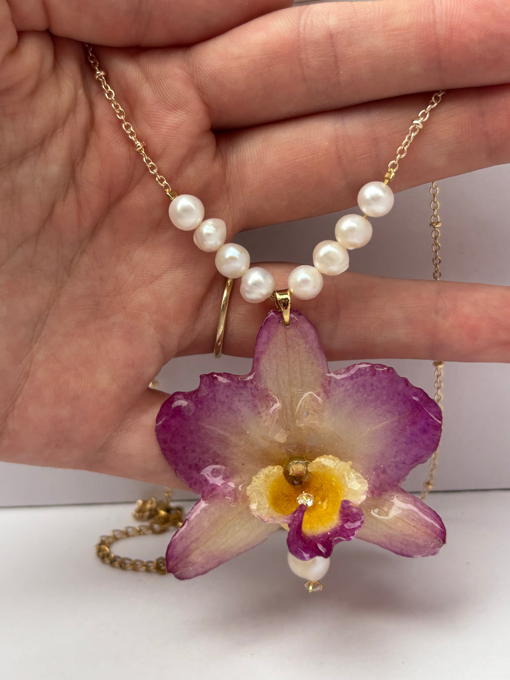 Collar Dorado con Flor Real Orquídea Rosa-Amarilla| JOYERÍA BOTÁNICA |