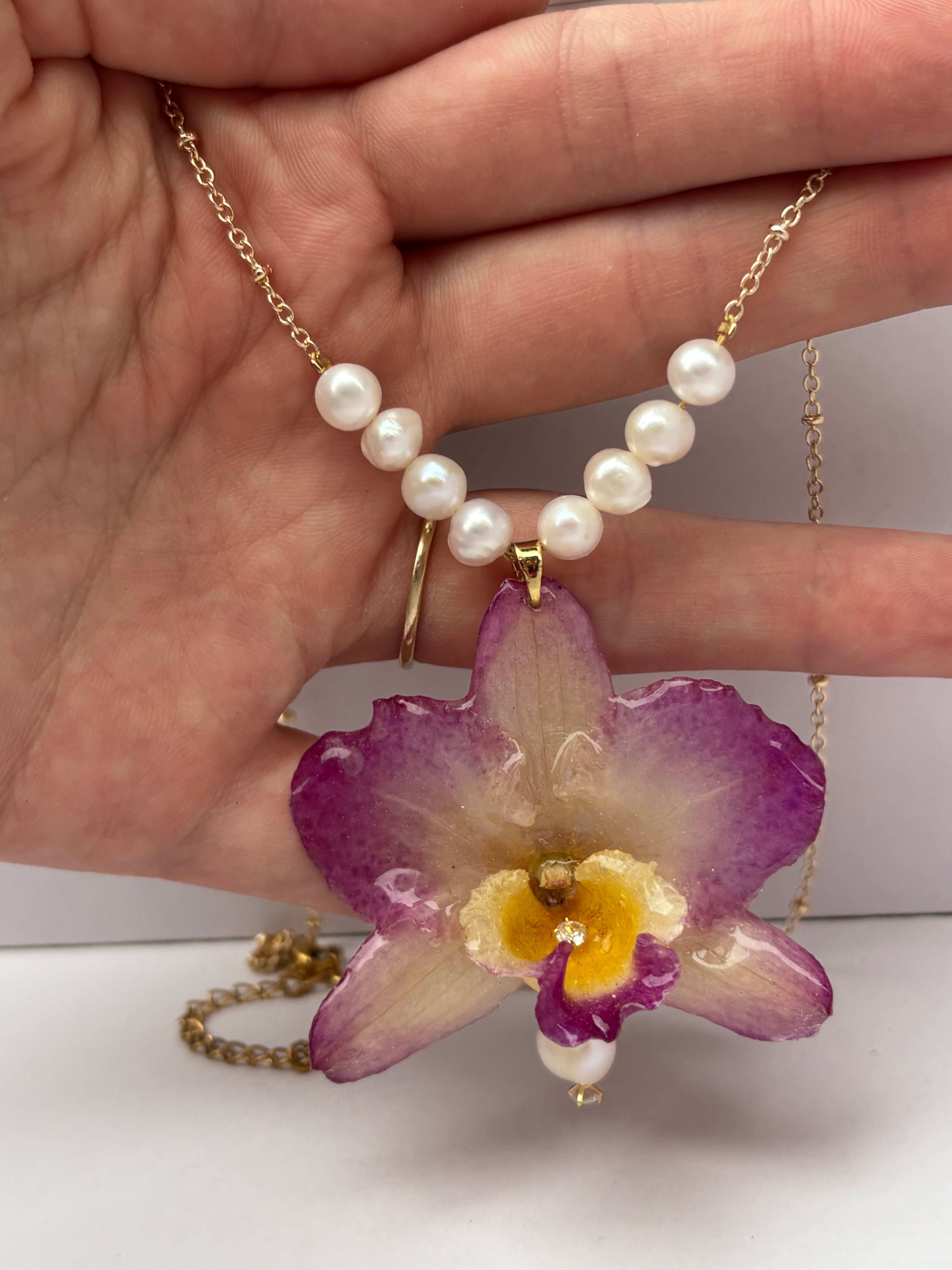 Collar Dorado con Flor Real Orquídea Rosa-Amarilla| JOYERÍA BOTÁNICA |