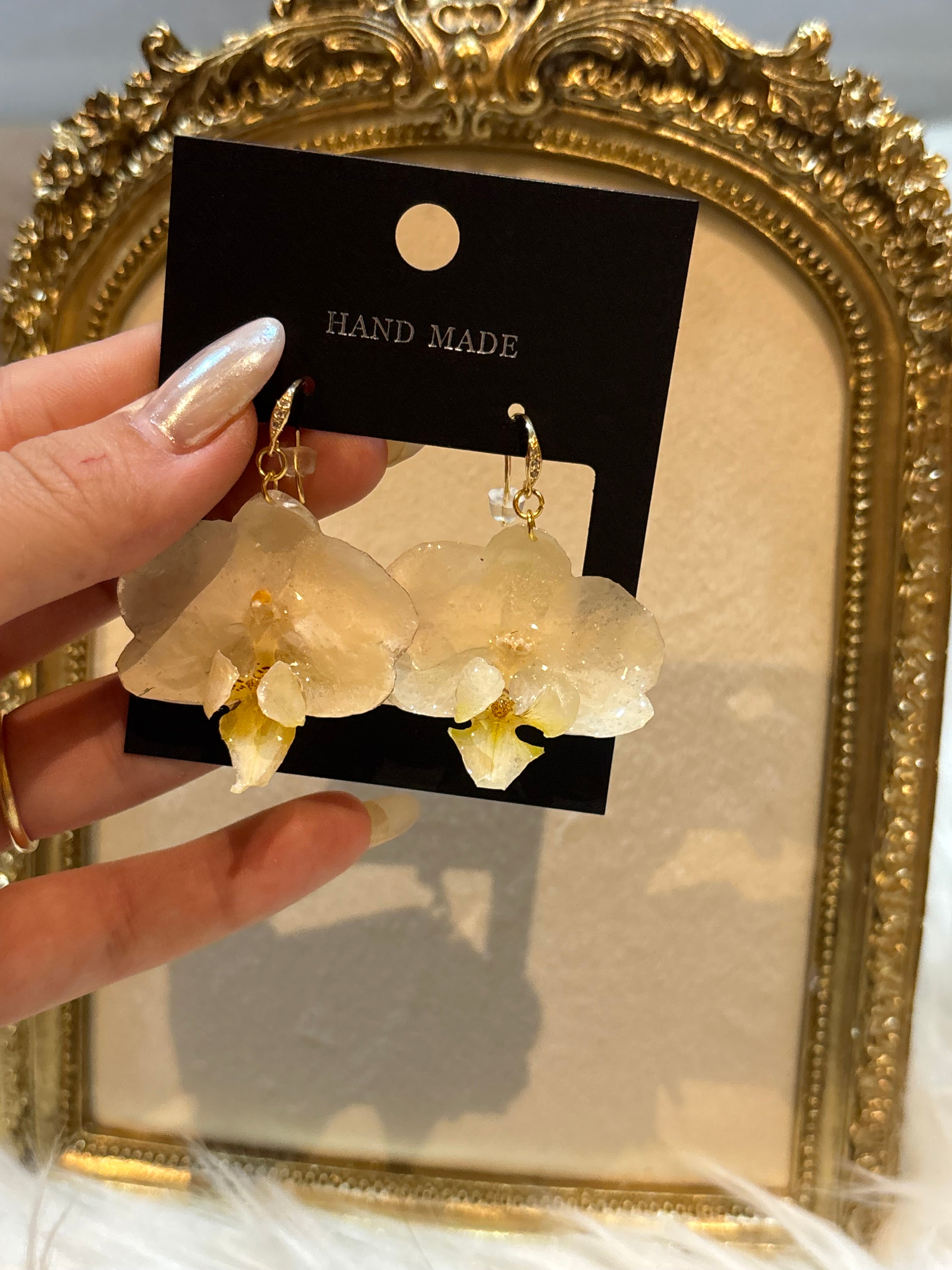 Pendientes Dorados con Flor Real Orquídea Blanca| JOYERÍA BOTÁNICA |
