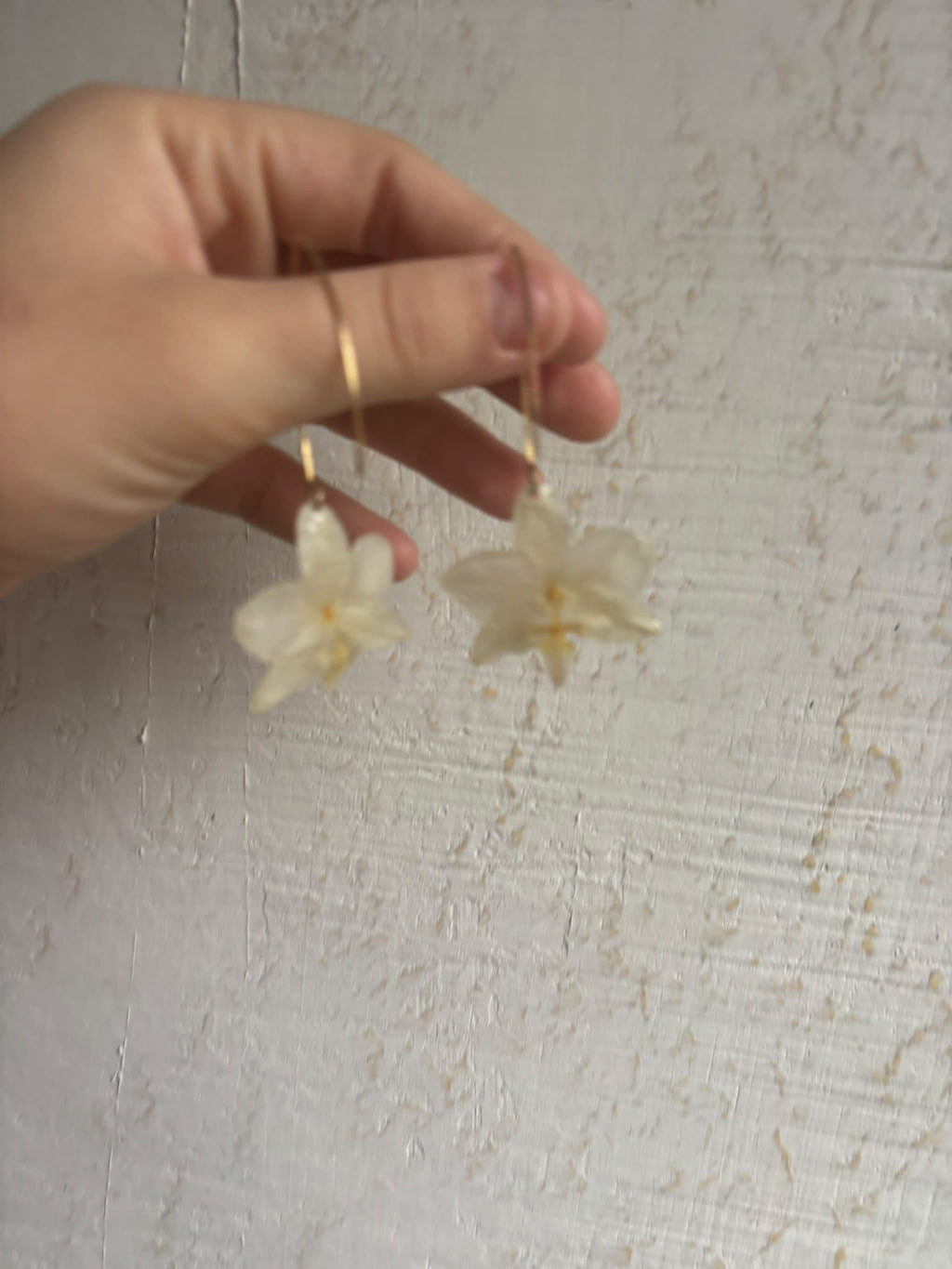 Pendientes Dorados con Flor Real Orquídea Blanca-Amarilla | JOYERÍA BOTÁNICA |