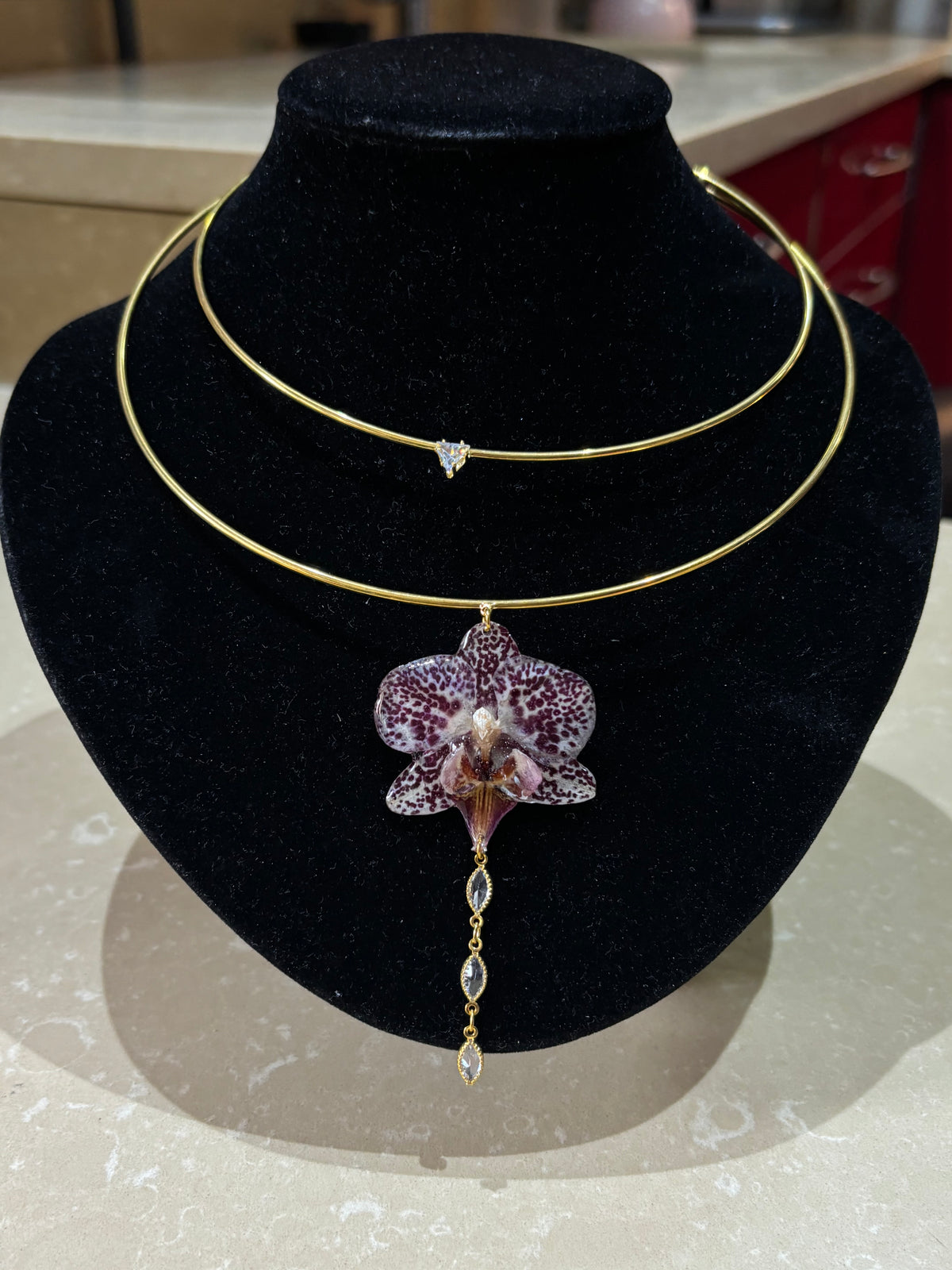 Collar Dorado con Flor Real Orquídea Blanca-Morada| JOYERÍA BOTÁNICA |