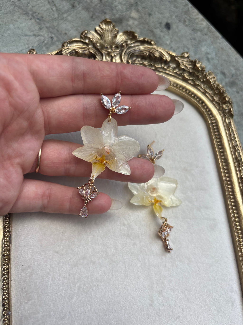 Pendientes Dorados con Flor Real Orquídea Blanca | JOYERÍA BOTÁNICA |