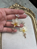 Pendientes Dorados con Flor Real Orquídea Blanca | JOYERÍA BOTÁNICA |