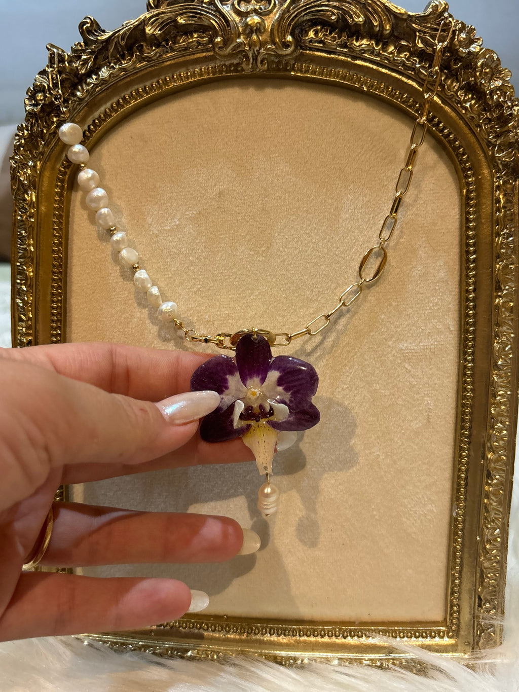 Collar Dorado con Flor Real Orquídea Morada | JOYERÍA BOTÁNICA |