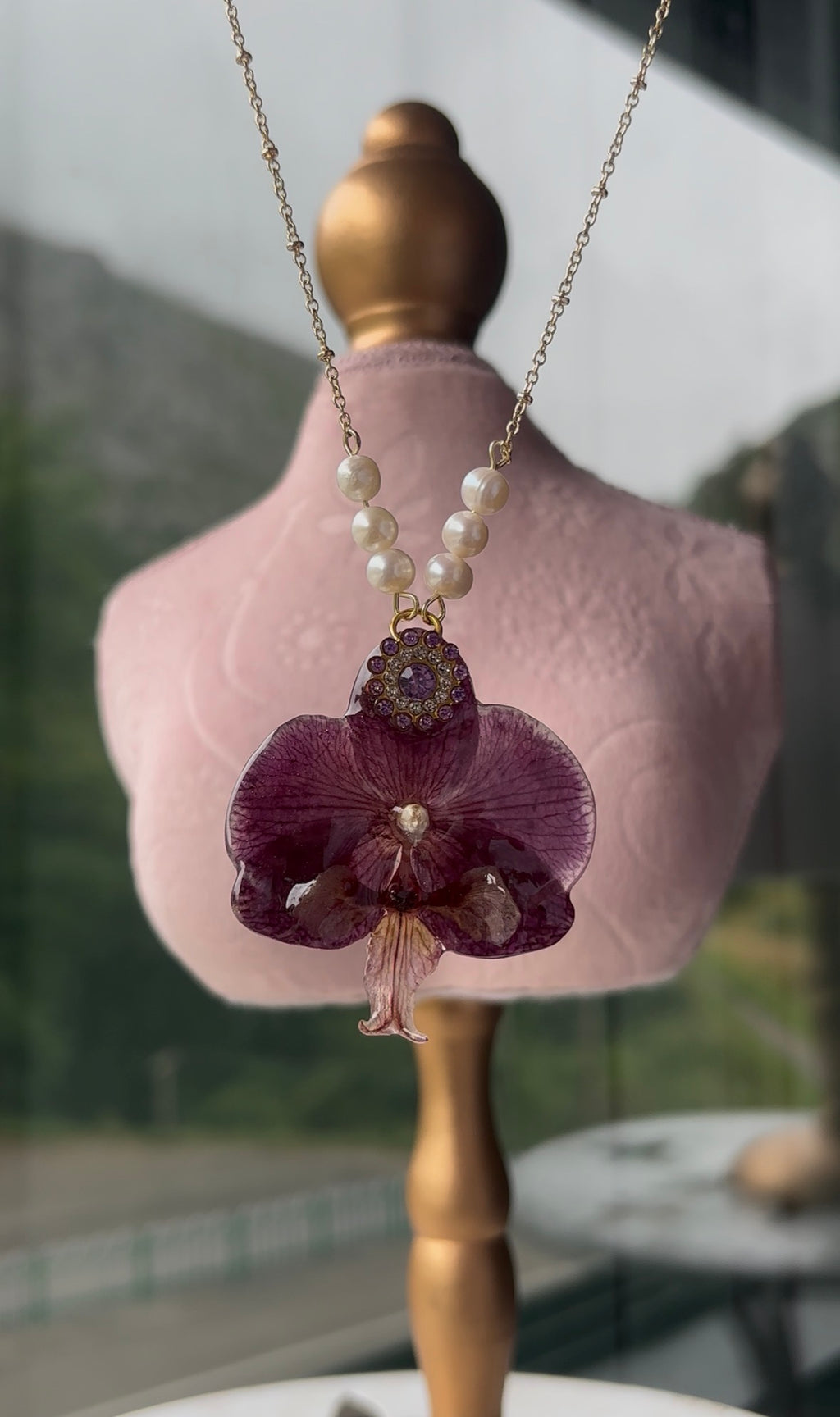 Collar Dorado con Flor Real Orquídea Morada | JOYERÍA BOTÁNICA |