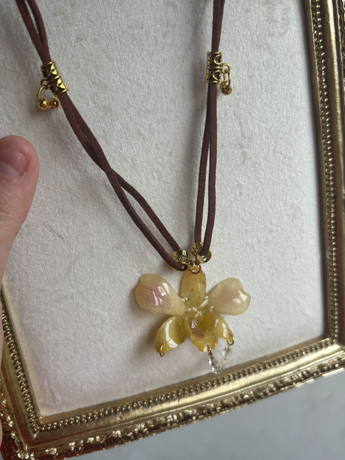 Collar Dorado con Flor Real Orquídea Amarilla| JOYERÍA BOTÁNICA |