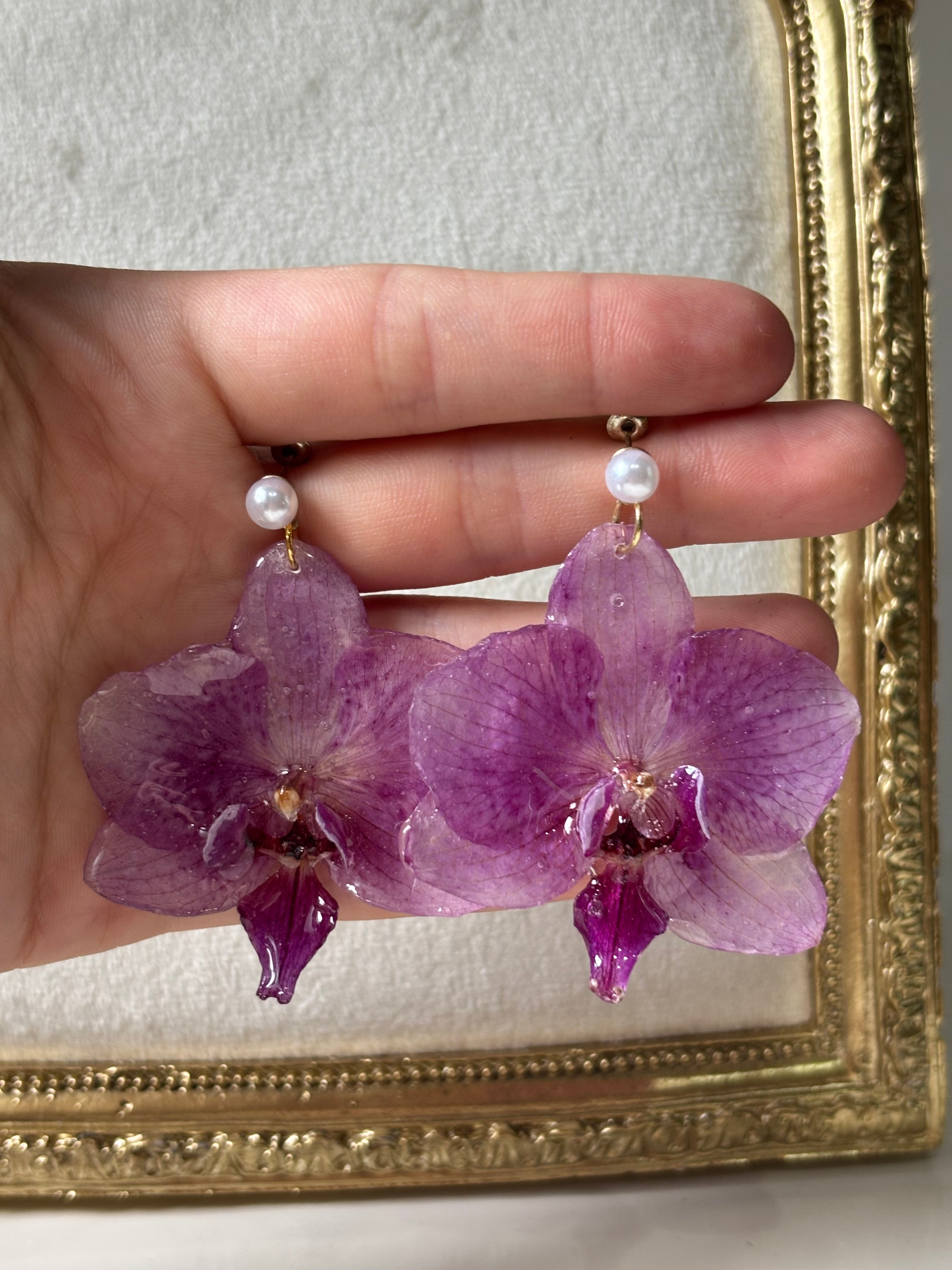 Pendientes Dorados con Flor Real Orquídea Morada | JOYERÍA BOTÁNICA |