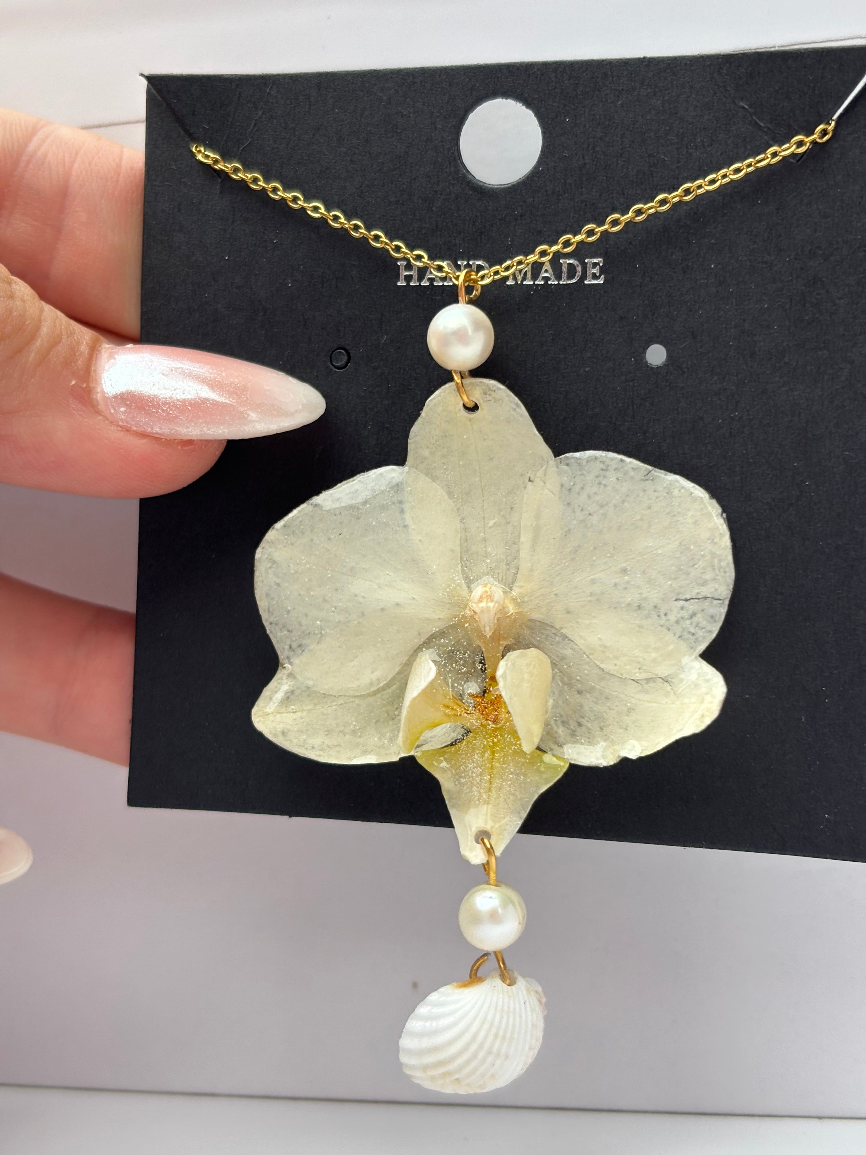 Collar Dorado con Flor Real Orquídea Blanca-Amarilla| JOYERÍA BOTÁNICA |