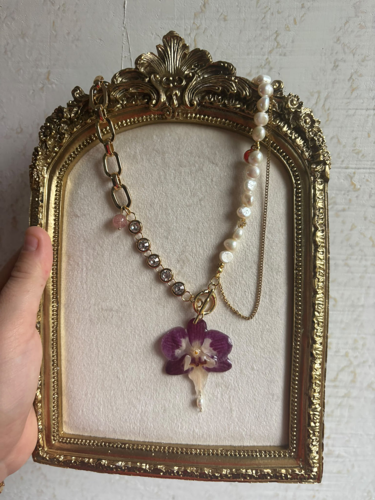 Collar Dorado con Flor Real Orquídea Morada-Blanca| JOYERÍA BOTÁNICA |