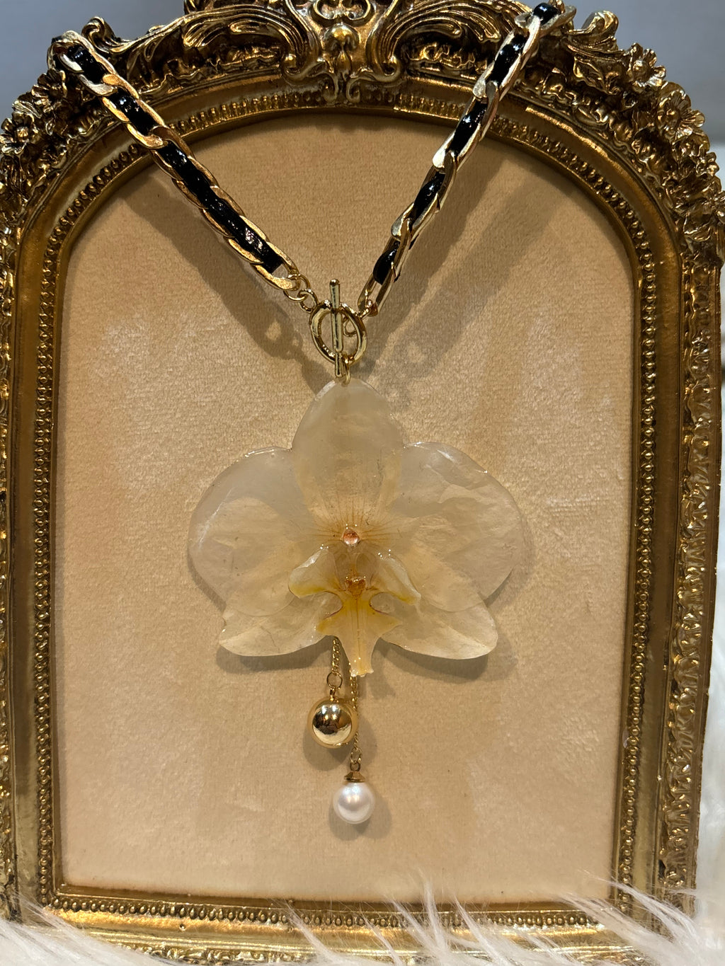 Collar Dorado con Flor Real Orquídea Blanca | JOYERÍA BOTÁNICA |