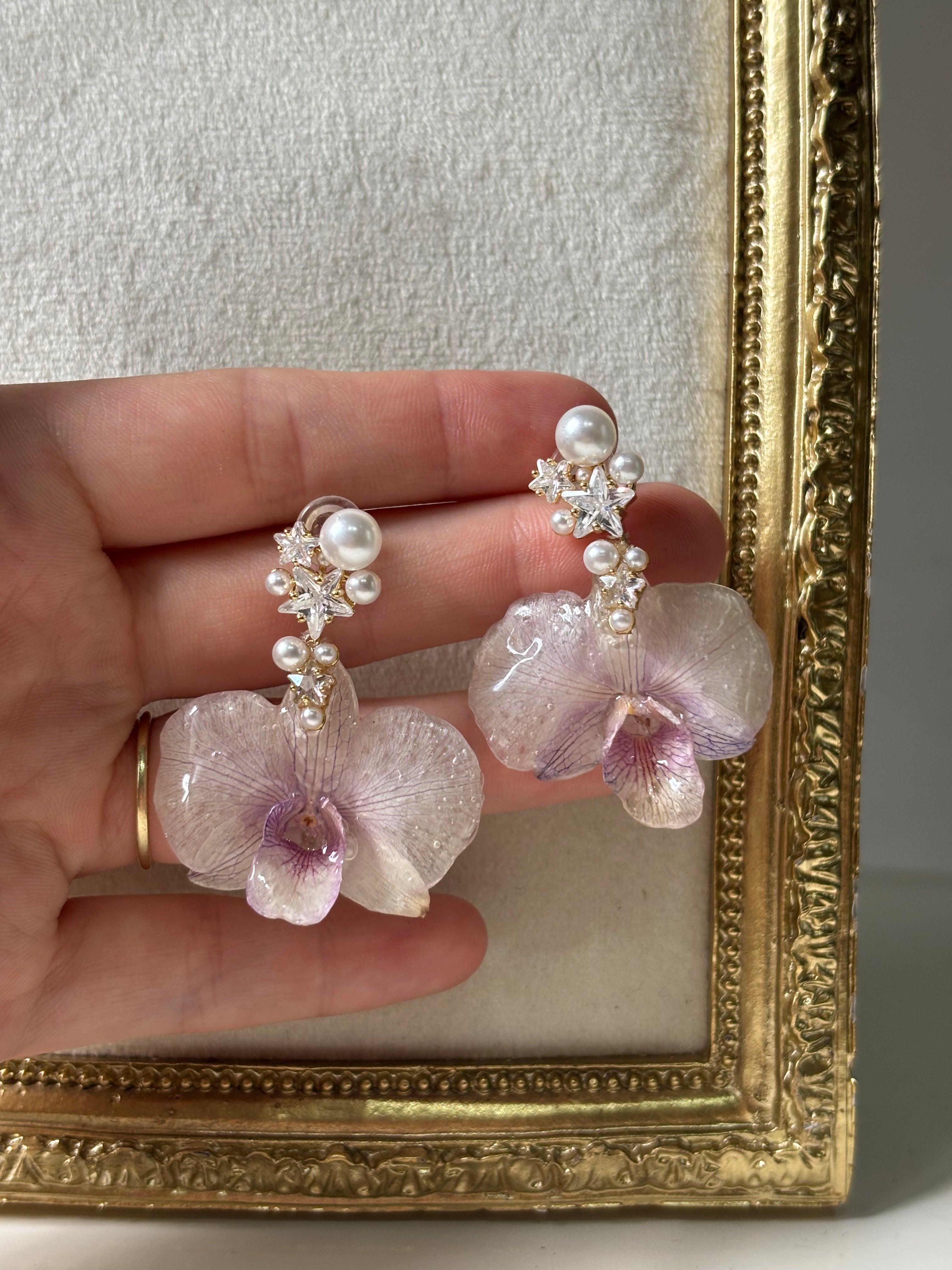 Pendientes Dorados con Flor Real Orquídea Blanco-Morada | JOYERÍA BOTÁNICA |
