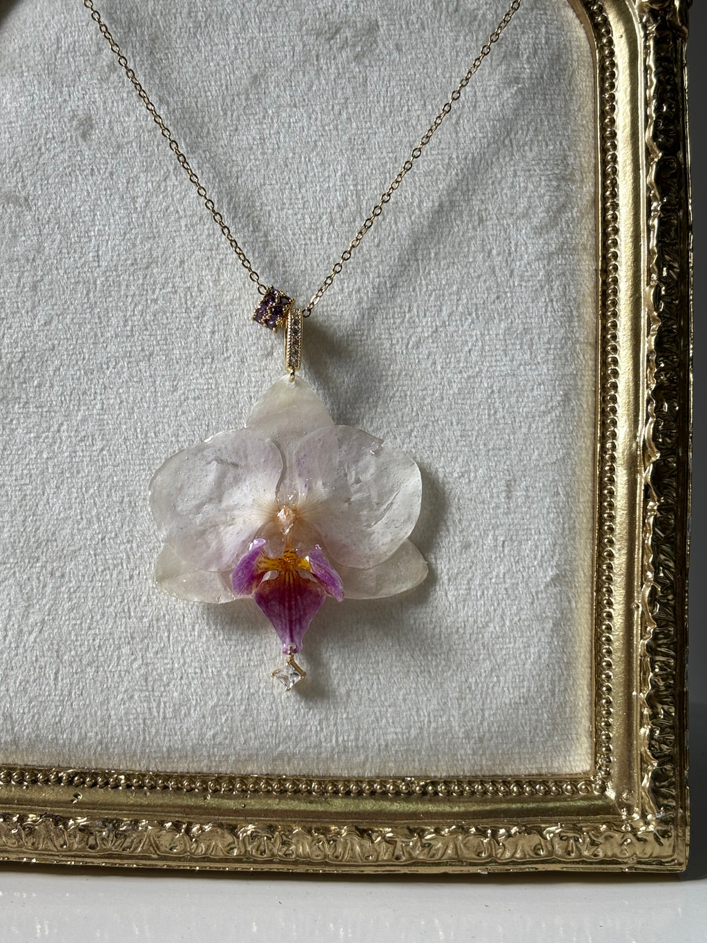Collar Dorado con Flor Real Orquídea Blanca-Morada| JOYERÍA BOTÁNICA |