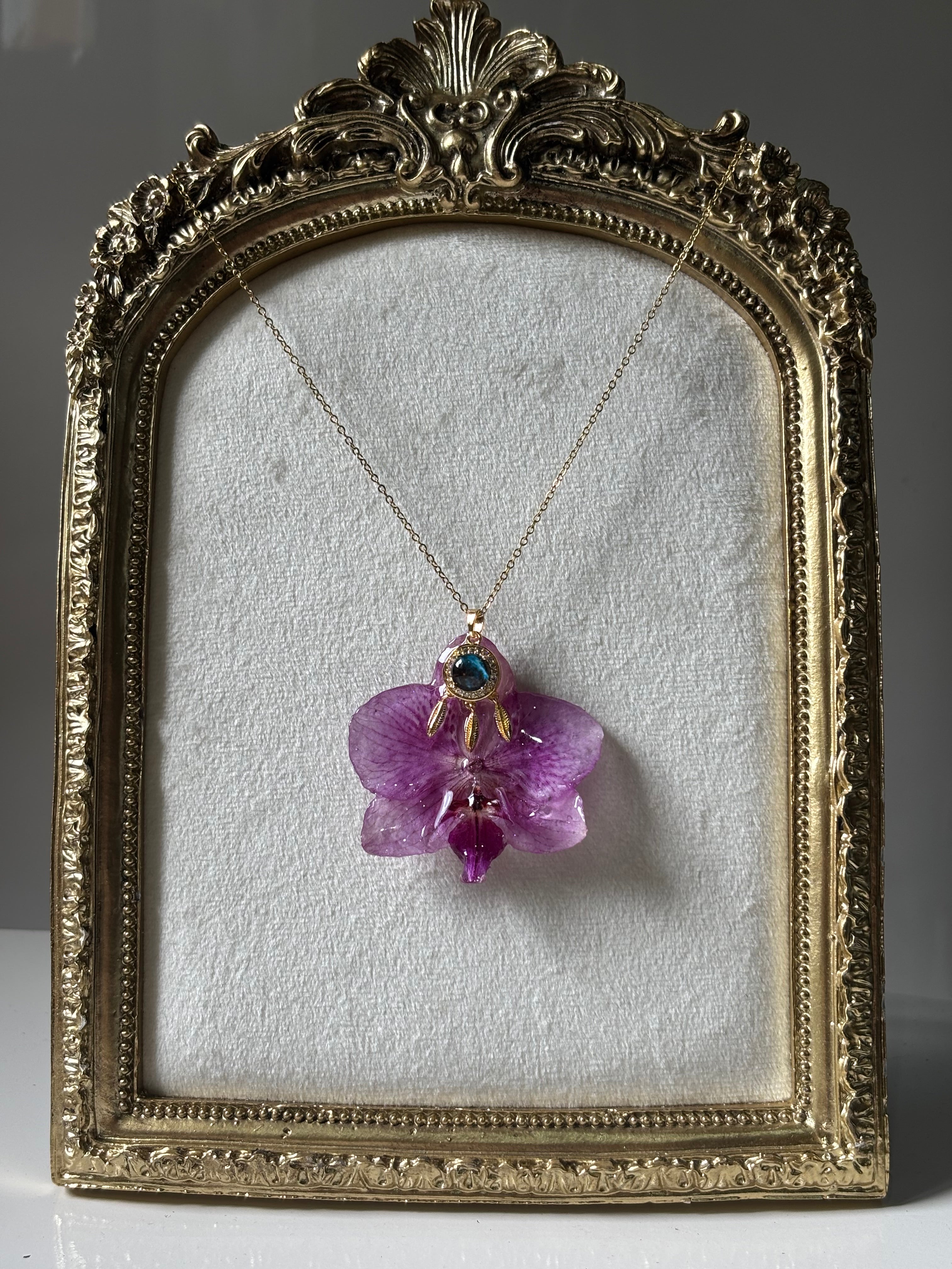 Collar Dorado con Flor Real Orquídea Morada| JOYERÍA BOTÁNICA |