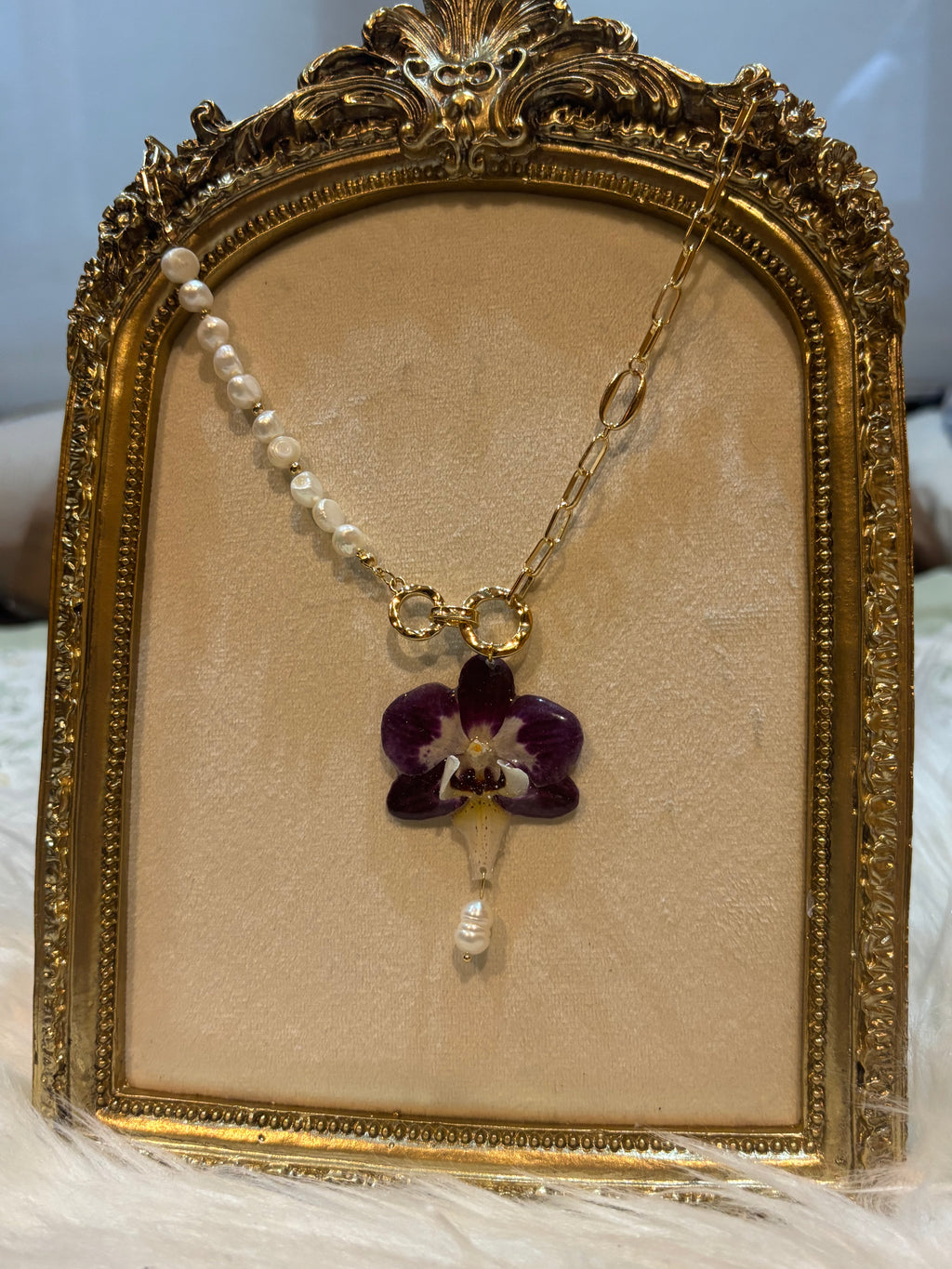 Collar Dorado con Flor Real Orquídea Morada | JOYERÍA BOTÁNICA |