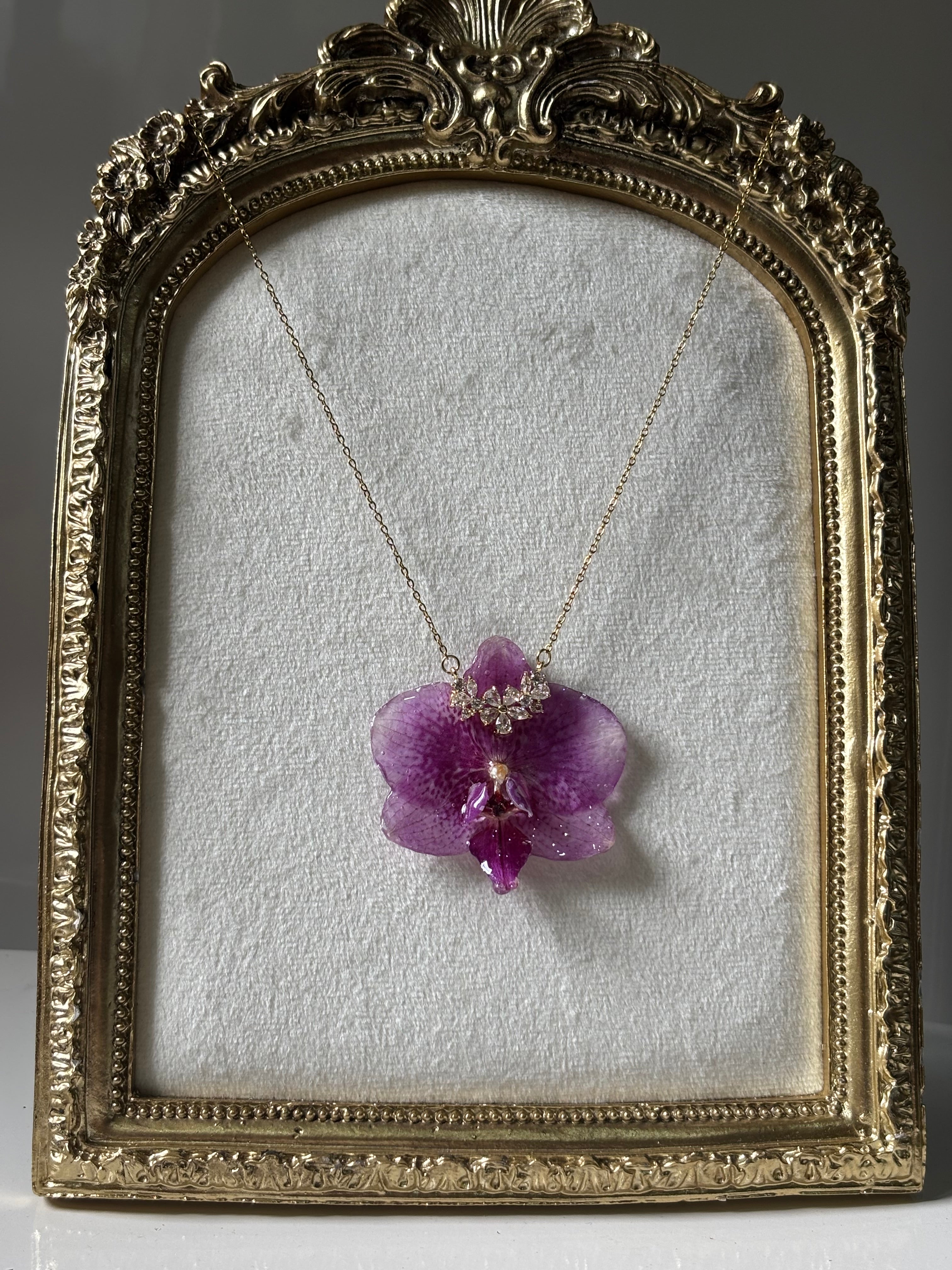 Collar Dorado con Flor Real Orquídea Morada| JOYERÍA BOTÁNICA |